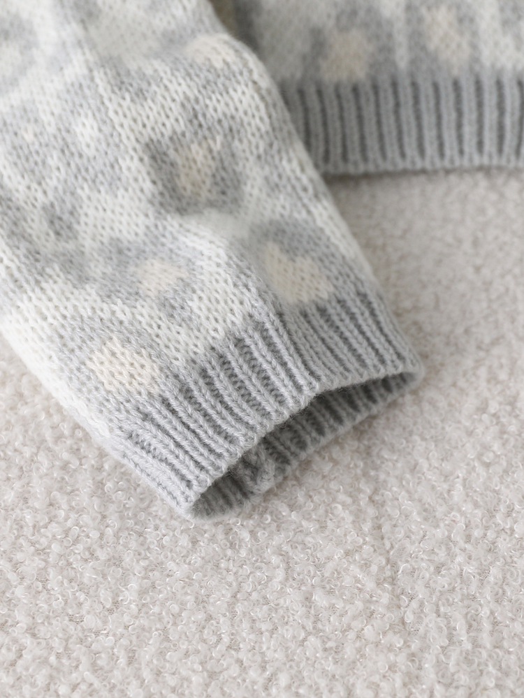 SHEIN 1pc Tween Girl V-Neck Cardigan Sweater, Fashion Light Gray With White Leopard Print Texture, Short Length, No Buttons, Dropped Shoulder, Long Sleeve, Casual Sweet Cool Style, Regular Thickness, Neat Hem, Suitable For Layering, Comfortable, Fitted, Durable, Suitable For Daily Wear, School, Outings And Other Occasions, Autumn/Winter Outfit - Light Grey - View 6