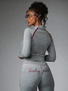 BABYPHAT ملابس علوية رياضية قصيرة بسحاب كامل مع شعار مطرز وحواف متباينة وجيب مركزي مفتوح وأكمام طويلة بأسلوب Y2K ريترو - رمادي - مشاهدة 2