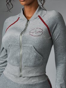 BABYPHAT ملابس علوية رياضية قصيرة بسحاب كامل مع شعار مطرز وحواف متباينة وجيب مركزي مفتوح وأكمام طويلة بأسلوب Y2K ريترو - رمادي - مشاهدة 4
