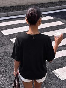 SHEIN EZwear 休閒極簡豹紋米字旗圖案大尺寸女款T恤，圓領短袖超寬鬆，適合返校、畢業、開學季 - 黑色 - 查看 2