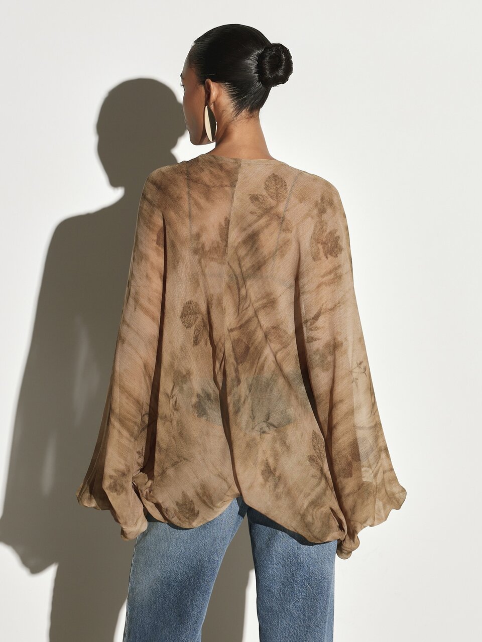 KSTM Blouse en mousseline transparente surdimensionnée avec manches cloche, col en V, boutons devant, imprimé botanique abstrait, ourlet asymétrique, Top bohème d'été