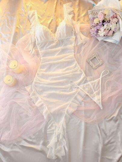 DelicateAllure Robe maxi transparente en patchwork de maille blanche et dentelle avec volants et décolleté en V profond, lingerie grande taille pure et élégante