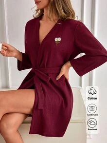 SHEIN رداء منزلي مريح وكاجوال للنساء بمقاس كبير، محبوك بنقشة وافل باللون البرغندي مع تطريز زهري مفصل، بأكمام طويلة وحزام خصر - عنابي اللون - مشاهدة 9