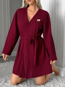 SHEIN رداء منزلي مريح وكاجوال للنساء بمقاس كبير، محبوك بنقشة وافل باللون البرغندي مع تطريز زهري مفصل، بأكمام طويلة وحزام خصر - عنابي اللون - مشاهدة 6