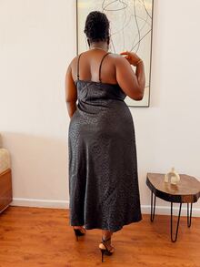 CurvyTilda 大码女式春夏豹纹提花深V领优雅吊带裙 - 黑色 - 查看 2