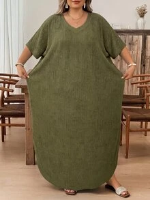 SHEIN CURVE+ 大尺碼女款純色V領蝙蝠袖口袋休閒T恤洋裝，夏季/鄉村風/ - 軍綠色 - 查看 5