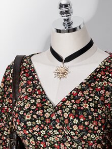SHEIN ICON 女款大尺碼復古波希米亞風性感千禧Y2K度假風紅色碎花拼色黑色荷葉邊短袖V領T恤 - 黑色 - 查看 7
