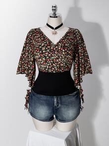SHEIN ICON 女款大尺碼復古波希米亞風性感千禧Y2K度假風紅色碎花拼色黑色荷葉邊短袖V領T恤 - 黑色 - 查看 9