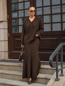 CLARA VERO طقم تنورة حورية بحر بياقة V بنية اللون، ملابس علوية فضفاضة وسفلية ضيقة، رائع - بني - مشاهدة 2