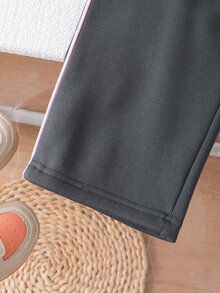 SHEIN 2件組幼女學院風刺繡貼布半拉鍊立領長袖寬腿褲抓絨加厚運動衫褲套裝秋季穿搭 - 深灰色 - 查看 10