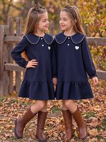 SHEIN Elladie kids Mädchenkleid mit Rüschen-Peter-Pan-Kragen, langen Ärmeln, Patchwork-Rüschensaum, süßer Bärenstickerei, koreanischem Stil, 7. Geburtstag, Marineblau, Herbst - marineblau - Übersicht 2