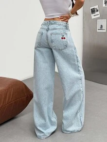 SHEIN Plus jeans med hög midja, avslappnad stil, ljusblå snötvätt, regular fit, körsbärsbrodyr, detaljerad knappslå fram, vida ben, för skola, college, dejtkväll och sommar - Ljustvätt - Visa 1
