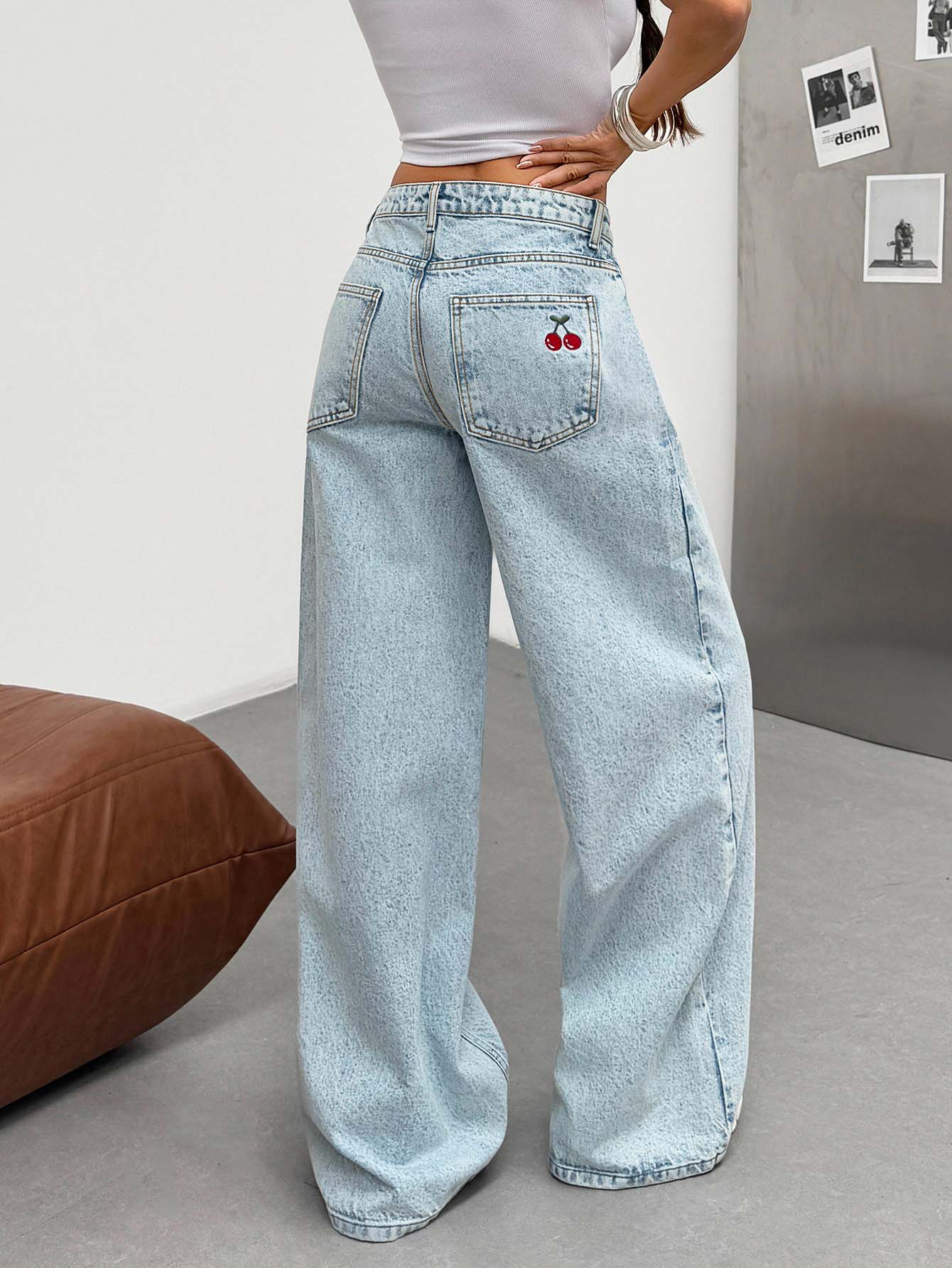 SHEIN Plus jeans med hög midja, avslappnad stil, ljusblå snötvätt, regular fit, körsbärsbrodyr, detaljerad knappslå fram, vida ben, för skola, college, dejtkväll och sommar - Ljustvätt - Visa 1