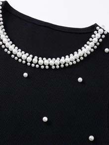 GlowEve CURVE Gaun Pendek Tanpa Lengan Pas Badan Ukuran Besar dengan Leher Bulat, Hiasan Mutiara Penuh, Warna Kontras, dan Potongan Mermaid di Bagian Bawah - Hitam dan Putih - View 4
