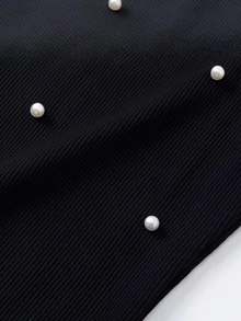GlowEve CURVE Gaun Pendek Tanpa Lengan Pas Badan Ukuran Besar dengan Leher Bulat, Hiasan Mutiara Penuh, Warna Kontras, dan Potongan Mermaid di Bagian Bawah - Hitam dan Putih - View 5