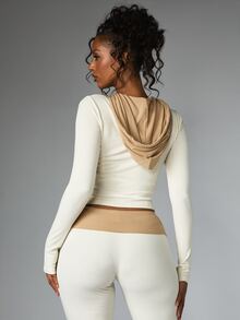 BABYPHAT هودي قصير بسحاب مع شعار مكتوب، تفاصيل بطانية رأس بلون بني فاتح متباين، جاكيت محبوك بأكمام طويلة ونسيج مضلع بقصة ضيقة وسحاب كامل - بيج - مشاهدة 2