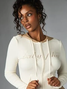 BABYPHAT هودي قصير بسحاب مع شعار مكتوب، تفاصيل بطانية رأس بلون بني فاتح متباين، جاكيت محبوك بأكمام طويلة ونسيج مضلع بقصة ضيقة وسحاب كامل - بيج - مشاهدة 4