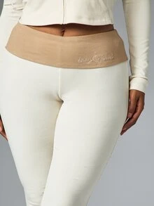 BABYPHAT بنطال مضلع محبوك بقصة واسعة مع حزام خصر مطوي متباين وشعار مطرز منخفض الخصر بطول كامل - بيج - مشاهدة 4