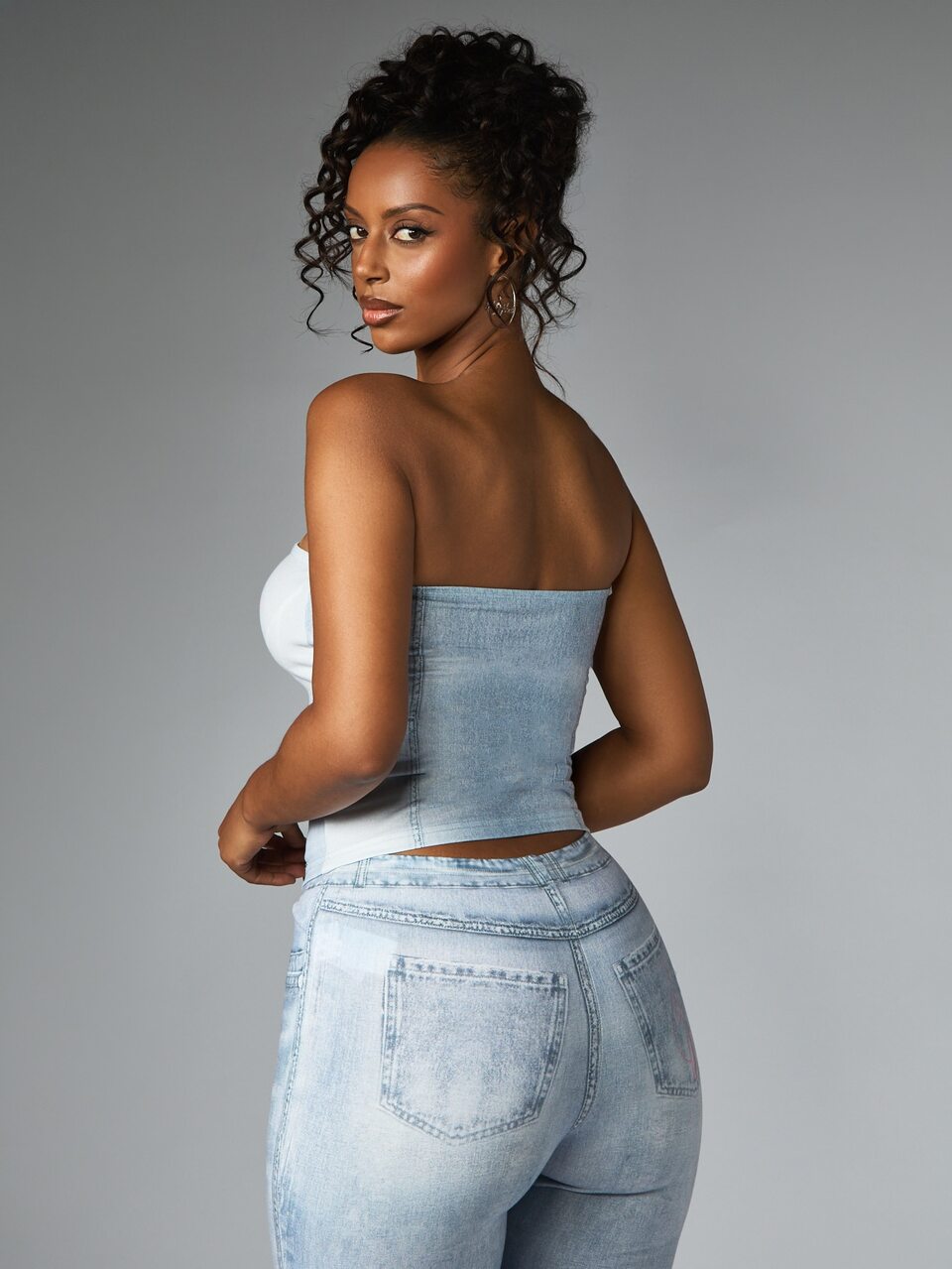 BABYPHAT Top bandeau court sans bretelles imprimé avec logo rose en écriture cursive et détail de taille froncée, style festival d'été