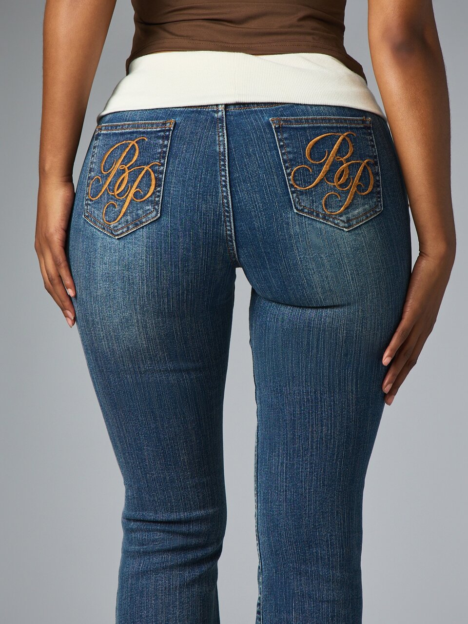 BABYPHAT Jeans a vita bassa con zampa d'elefante, dettaglio logo ricamato in oro e finitura lavaggio medio, perfetti per uscite casual in primavera ed estate