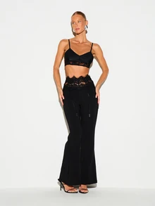 KIZN Top corto tipo bralette de satén con escote en V, cintura de corsé de encaje transparente y tirantes ajustables de espagueti, estilo lencería de verano - Negro - Ver 3
