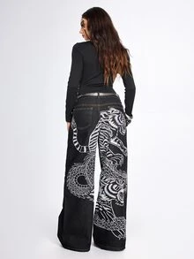 ROMWE Grunge Punk Jeans de mezclilla de pierna ancha y cintura baja, estilo streetwear grunge, nuevo estilo chino, con bordado de tigre y dragón, estampado de leopardo en blanco y negro para conciertos - Negro - Ver 3