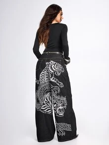 ROMWE Grunge Punk Jeans de mezclilla de pierna ancha y cintura baja, estilo streetwear grunge, nuevo estilo chino, con bordado de tigre y dragón, estampado de leopardo en blanco y negro para conciertos - Negro - Ver 6
