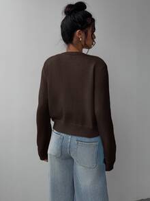 SHEIN BASICS 女款休閒基本款純色圓領長袖寬鬆短版針織開襟外套 秋季日常上學商務辦公深棕色 - 咖啡棕 - 查看 3