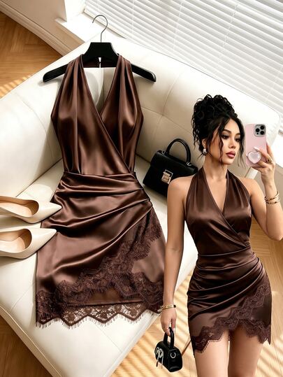 GlowEve Vestido mini ajustado elegante para mujer en satén marrón, cuello halter, escote en V, diseño de cintura cruzada y bajo con ribete de encaje, para fiesta y noche