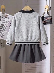 2件組女童秋冬衛衣與短裙套裝，柔軟細緻灰色上衣搭配吸睛黑色蝴蝶結裝飾，對比色POLO領，簡約經典設計，寬鬆版型，垂墜百褶短裙，甜美學院風，適合日常穿著、外出與上學，黑灰配色高階插肩袖上衣，兒童秋季套裝 - 灰色 - 查看 2