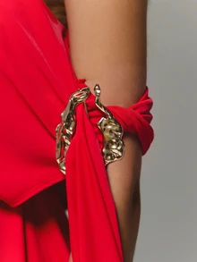 KIZN Gaun Mini Berpotongan Bahu Tunggal dengan Detail Gelang Emas Berbentuk Patung, Lengan Panjang Model Batwing, Cocok untuk Pesta Malam Hari dan Liburan. - Merah - View 2