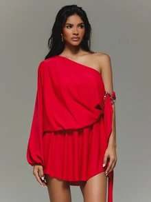 KIZN Gaun Mini Berpotongan Bahu Tunggal dengan Detail Gelang Emas Berbentuk Patung, Lengan Panjang Model Batwing, Cocok untuk Pesta Malam Hari dan Liburan. - Merah - View 5