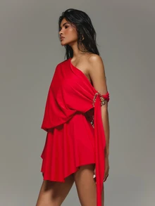KIZN Gaun Mini Berpotongan Bahu Tunggal dengan Detail Gelang Emas Berbentuk Patung, Lengan Panjang Model Batwing, Cocok untuk Pesta Malam Hari dan Liburan. - Merah - View 1