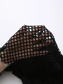 SHEIN Cheerettes بلوزة رياضية قصيرة بغطاء رأس بتصميم رقعات مجوفة - الأسود - مشاهدة 10