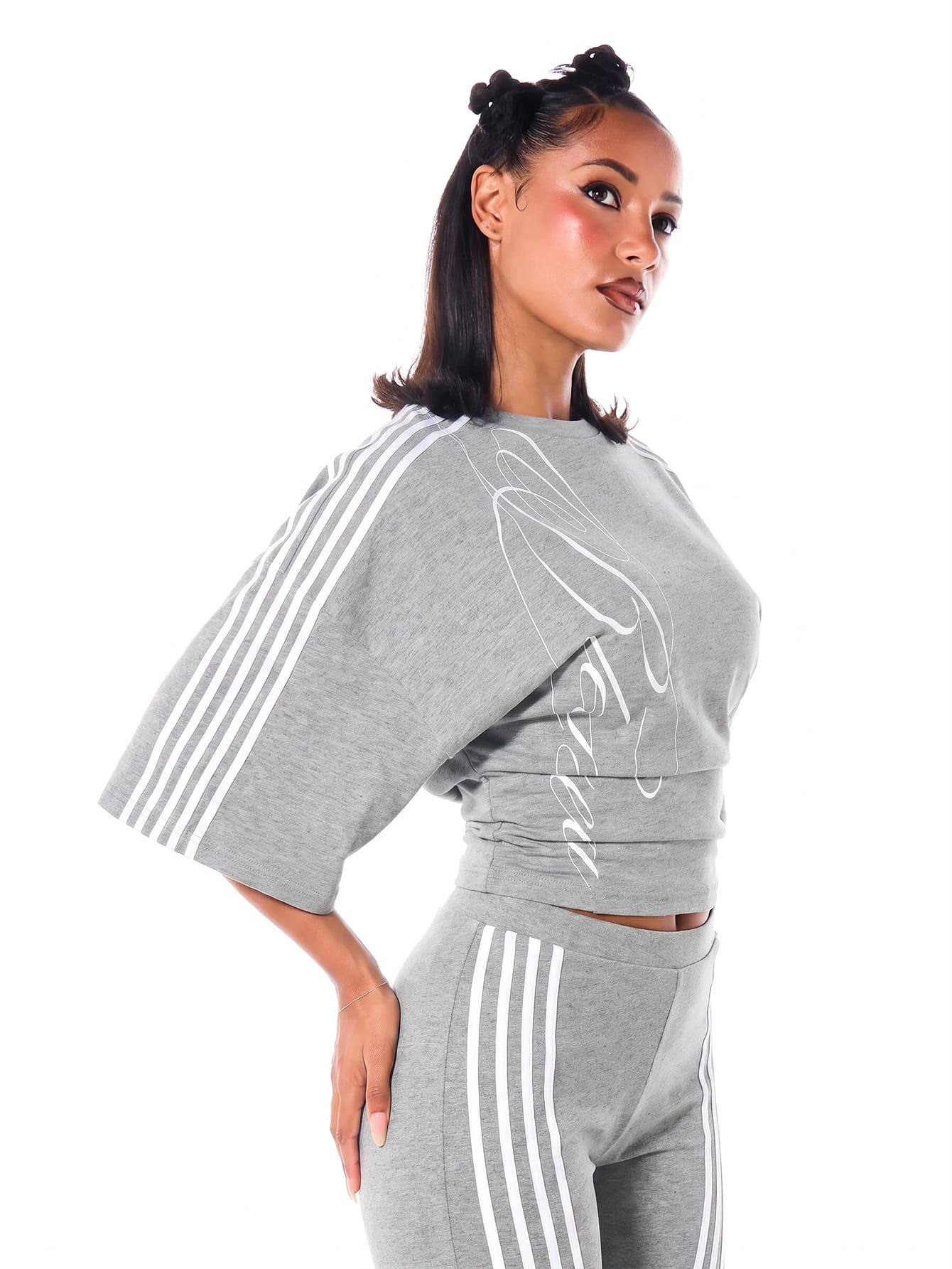 SUMWON WOMEN Crop Top Oversized dengan Detail Garis Putih dan Cetakan Tulisan, Kerah Bulat, Lengan Panjang Siku, Hem Bergaris, Atasan Kasual untuk Sehari-hari - Grey - View 1
