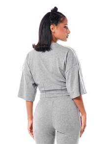 SUMWON WOMEN Crop Top Oversized dengan Detail Garis Putih dan Cetakan Tulisan, Kerah Bulat, Lengan Panjang Siku, Hem Bergaris, Atasan Kasual untuk Sehari-hari - Grey - View 2