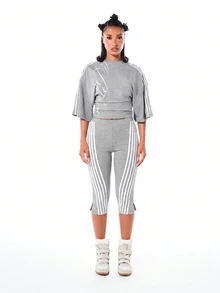 SUMWON WOMEN Crop Top Oversized dengan Detail Garis Putih dan Cetakan Tulisan, Kerah Bulat, Lengan Panjang Siku, Hem Bergaris, Atasan Kasual untuk Sehari-hari - Grey - View 3