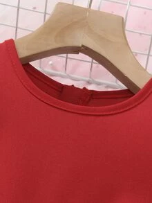 一件女童深红色短袖圆领蛋糕裙，肩部饰有3D荷叶边和珍珠，腰部荷叶边下摆，勾勒出优美的身形，适合重要场合、庆祝活动、节日、郊游和返校季穿着。 - 紅色 - 查看 5