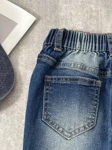 SHEIN 男童牛仔長褲，四季皆宜，柔軟棉質，休閒時尚，百搭舒適，極簡風，全彈性腰頭，正面毛巾繡卡通圖案，修身彈性，中藍色水洗牛仔褲，適合日常穿著與度假 - 深色水洗藍 - 查看 8