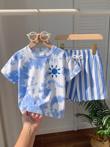 SHEIN 男童2件組夏季度假風藍白紮染滿版印花太陽圖案圓領短袖T恤與彈性腰藍白對比條紋短褲套裝，柔軟彈性面料，寬鬆版型，時尚休閒舒適百搭春夏季套裝 - 藍色 - 查看 4