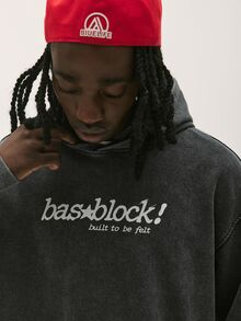 Baseblock 男士黑色水洗復古Y2K街頭風短版套頭連帽衛衣，扭曲字母與火焰袖印花長袖運動衫，休閒外出音樂節夜店穿搭上衣 - 黑色 - 查看 3