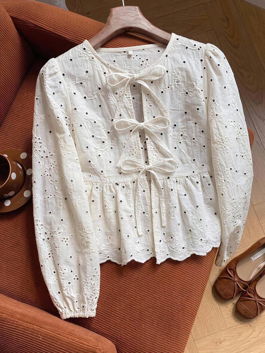 SHEIN LUNE Blus Putih Ukuran Besar dengan Bordir Seluruh Bagian dan Tali Depan, Gaya Fashion Week, Formal untuk Kencan Malam, Ulang Tahun, Musim Gugur, Lucu, Peri, Brunch Musim Gugur, High Tea, Seksi, Fairycore - Putih - View 1