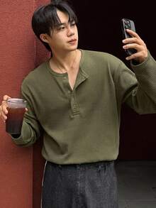 DAZY 男士紋理布料純色基本款半開襟軍綠色長袖T恤 - 軍綠色 - 查看 4