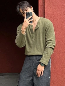 DAZY 男士紋理布料純色基本款半開襟軍綠色長袖T恤 - 軍綠色 - 查看 3