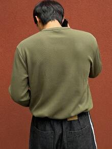 DAZY 男士紋理布料純色基本款半開襟軍綠色長袖T恤 - 軍綠色 - 查看 2