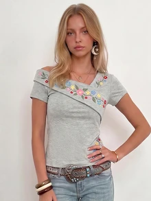 Sundraya 女款法式復古 Y2K 90年代風印花 T-shirt，夏季修身顯瘦灰色短袖上衣，小眾日常約會穿搭 - 淺灰色 - 查看 2