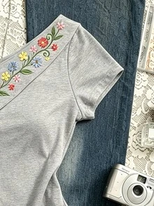 Sundraya 女款法式復古 Y2K 90年代風印花 T-shirt，夏季修身顯瘦灰色短袖上衣，小眾日常約會穿搭 - 淺灰色 - 查看 7