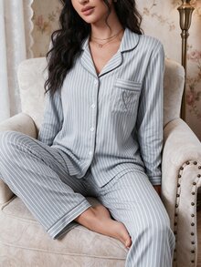 Modelyn طقم بيجامة نسائي مكون من ملابس علوية وبنطلون، مزين بخطوط وقلب مرقع، طقم بيجامة مخطط، طقم ملابس منزلية مخططة، طقم بيجامة قطعتين، طقم ملابس منزلية بلون أزرق فاتح، ملابس شتوية - أزرق فاتح اللون - مشاهدة 6