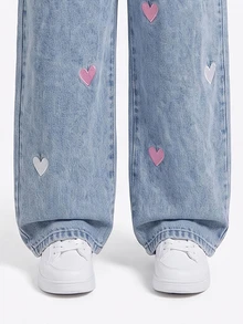 SHEIN Elladie kids 女童牛仔吊帶褲，全季新款 Y2K 風格，淺藍色復古牛仔布，大前口袋，粉色與白色愛心刺繡，寬鬆直筒版型，柔軟舒適面料，時尚百搭，適合日常穿著 - 中等水洗藍 - 查看 6