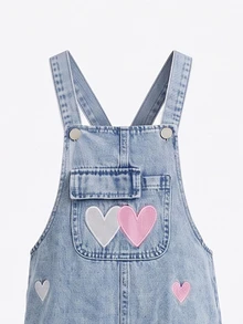 SHEIN Elladie kids 女童牛仔吊帶褲，全季新款 Y2K 風格，淺藍色復古牛仔布，大前口袋，粉色與白色愛心刺繡，寬鬆直筒版型，柔軟舒適面料，時尚百搭，適合日常穿著 - 中等水洗藍 - 查看 4